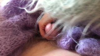 ふわふわの紫モヘアが擦りつける