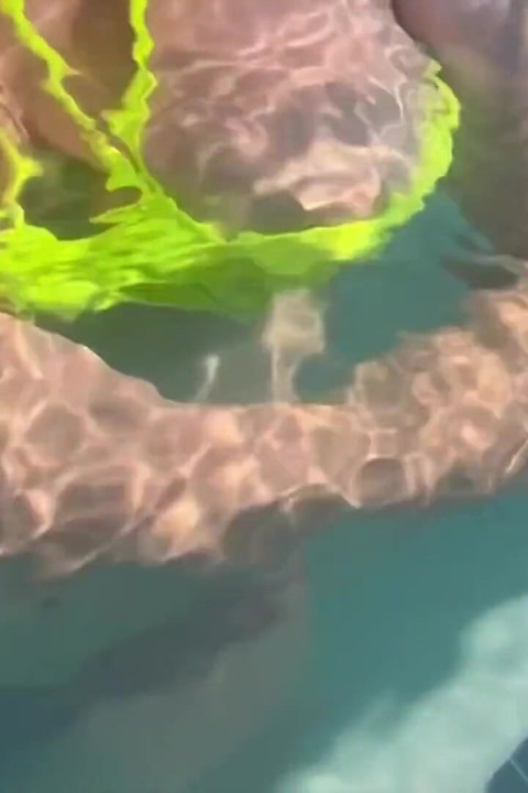 Artemisia suka berenang di kolam renang sambil pamer montoknya dan merokok
