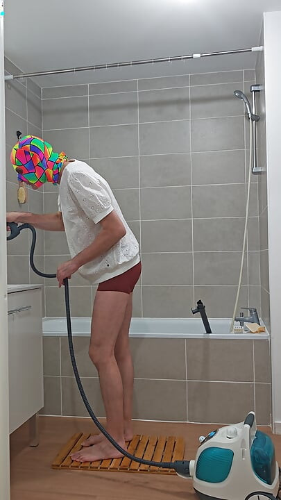 I'm finishing the steam cleaning of the bathtub (episode 3)