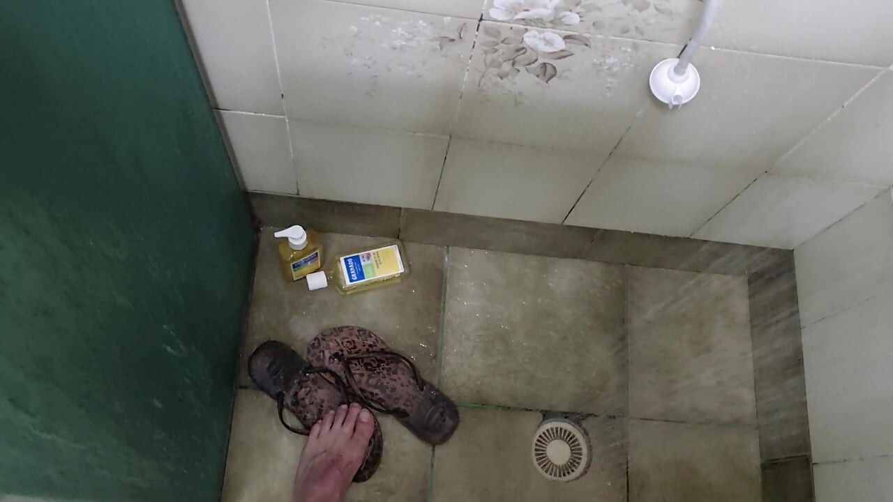 شعر الرجيج قبالة في الحمام والأنين (استخدام الهاتف)