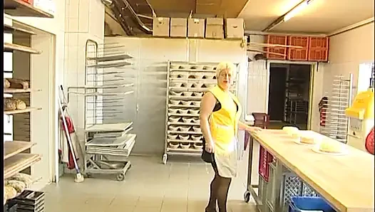 Olgun sürtük ve genç lezbiyenler yemek kavgasında