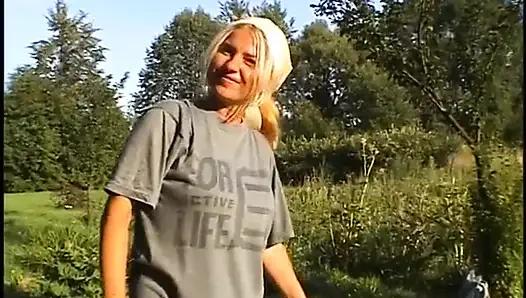 Vollbusige blonde reife muschi spielt und bohrt es mit banane