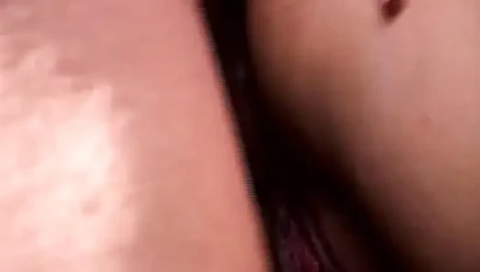 Brünettes schätzchen, dampfiger kino-dreier mit fußfetisch