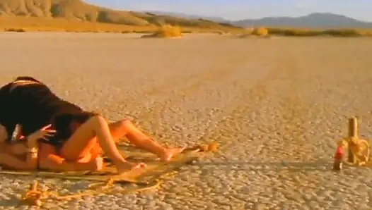 Sidik sırılsıklam sarışın bebek çöl altın duşu için diz çökerken