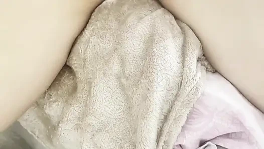 Массаж задницы и киски закончился горячим кримпаем в киске