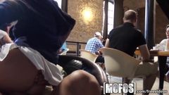 Mofos - молода пара трахається в кафе на публіці