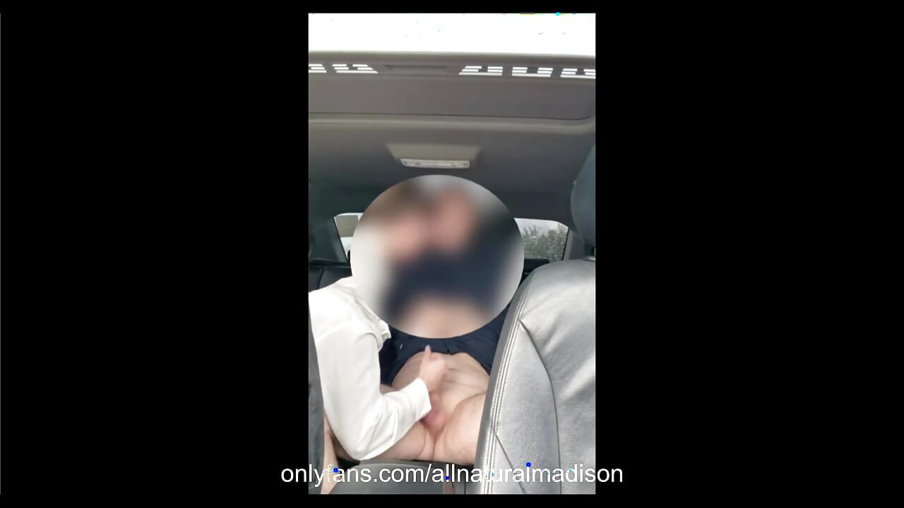 Eu pago minha corrida de UBER fodendo e engolindo o motorista até o talo, levando uma foda na cara e um gozada