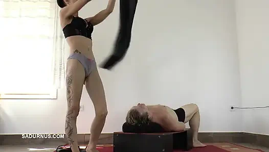 Bayan Dyanna kölenin yüzünde mutlu olacak