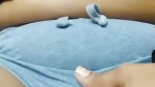 Возбужденная индийская шлюшка Priya мастурбирует мокрую киску горячими стонами и нажимает на большие сиськи в любительском видео