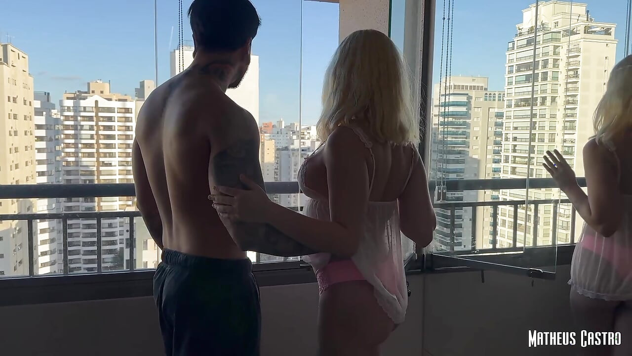 내 음란한 마누라 아파트 발코니에서 잠옷을 입고 나를 기다렸다 - 나는 그녀의 보지를 따먹어