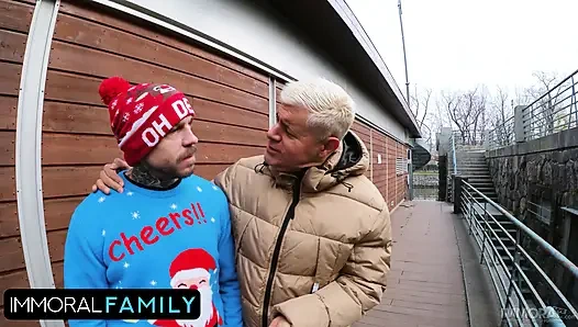 Отчим Дэн долбит тугие киски обеих женщин!