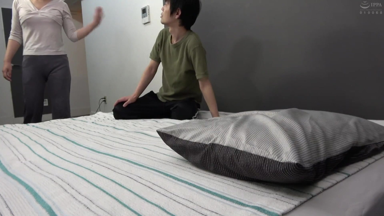 息子が母親の体をマッサージ中にズボンを下げて半ケツにしたら… - Part.1