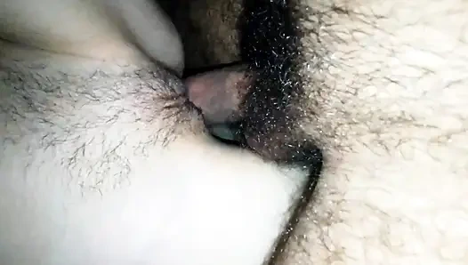 Gerçek çift tutkuyla sikişiyor, kadının sıkı vajinası çok zevk veriyor