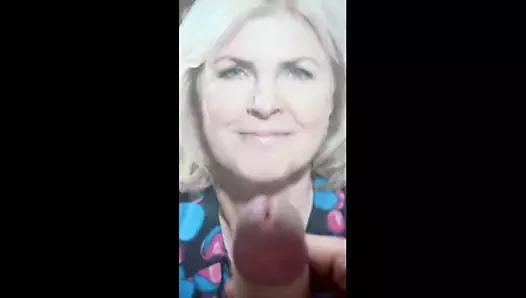 Irene, yüzüne kurşun sıkarak saygı duruşunda bulunuyor