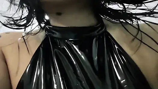 Ich entdeckte das putzmädchen, das die dessous meiner frau anprobieren, und sie willigte ein, mich das nehmen zu lassen, wenn ich nichts sage