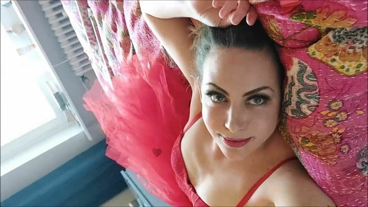 Mujer sexy alemana con tetas pequeñas se presenta al porno