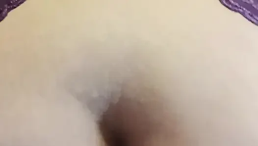 Şişman götlü iri güzel kadın mor iç çamaşırlı dildoya biniyor
