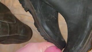 Éjaculation sur des bottes en caoutchouc