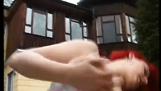 İri göğüslü kızıl saçlı sürtük açık havada büyük yarak emiyor ve sikişiyor