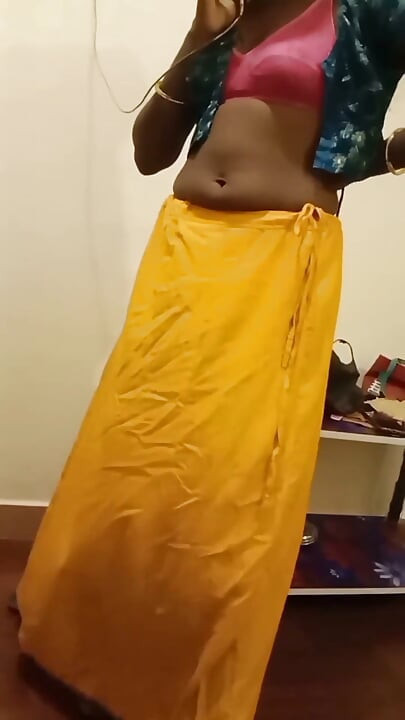 Desi tamilische cuckold-ehefrau neckt in pinkem bh, Sari navel Show im hotel! Indianhotwifex