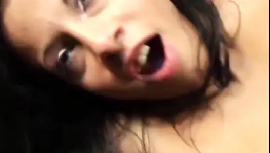 Islak amcık kalın damarlı yarakla genişliyor