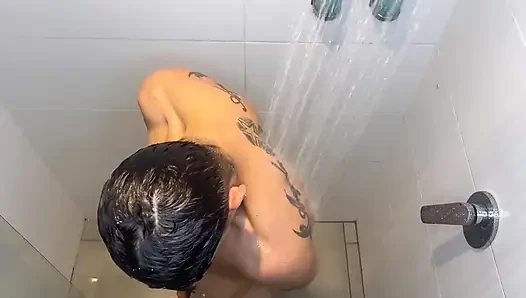 Ich komme beim haus meines freundes an und finde ihn beim masturbieren in der dusche, wir haben am ende starken sex