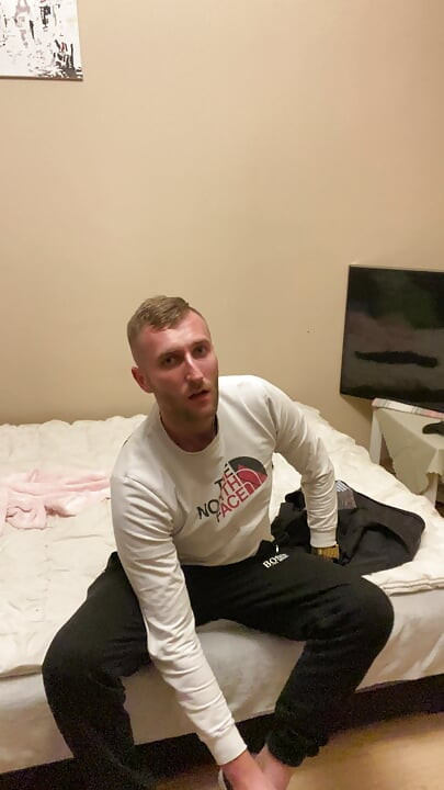 У його білих сексуальних стрінгах