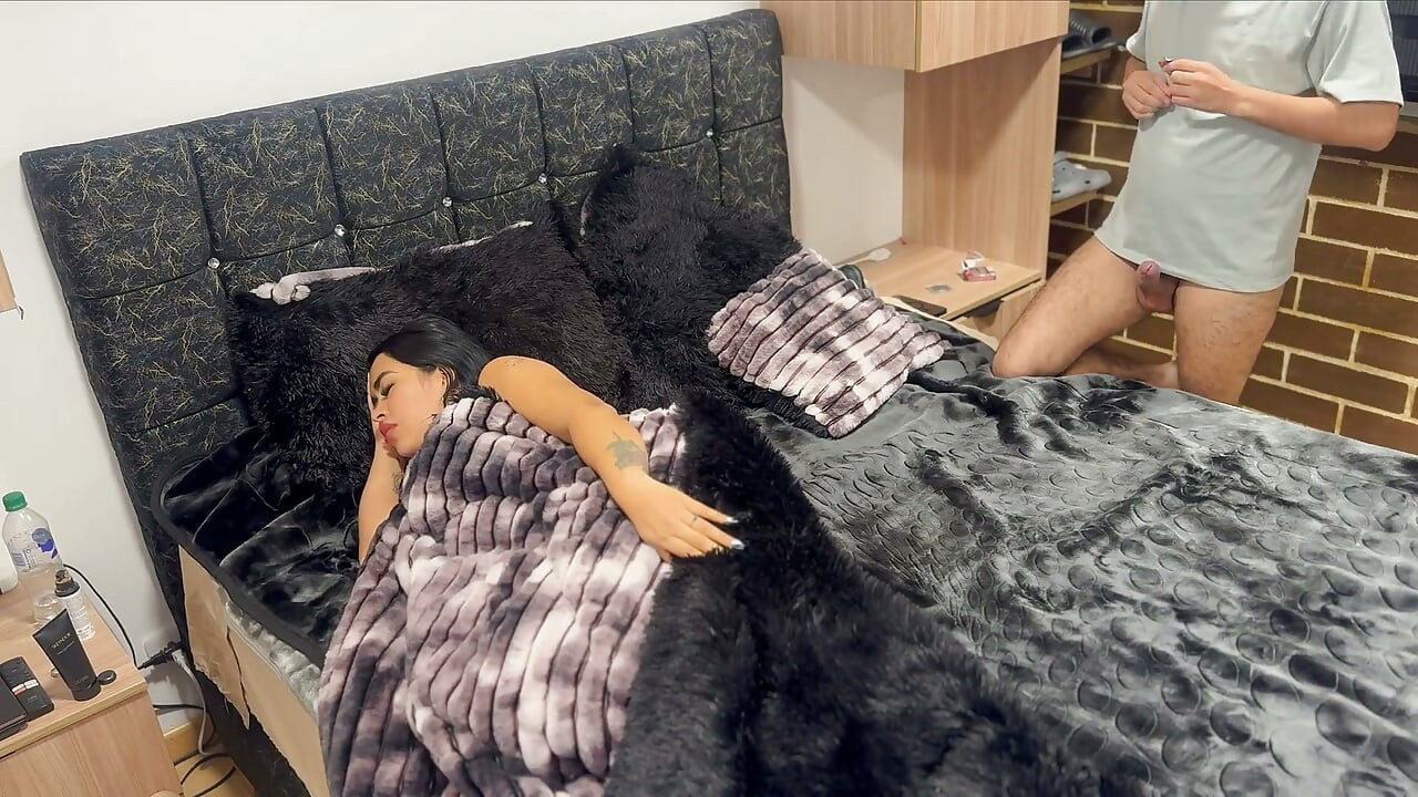 Cuñado Se Mete a Mi Habitacion Y Termino Follandome Sin Darme Cuenta