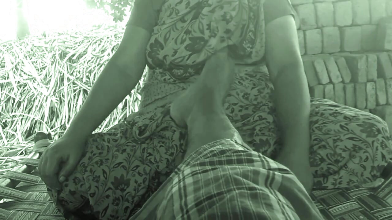 Indijska kućanica pokazuje sise izvan seksa