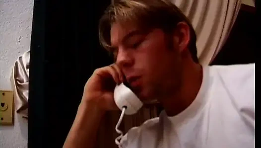 Seksi sarışın ve kaslı adam amcığını büyük yarak emiyor