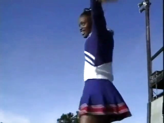 Negra animadora lamiendo coño peludo follando en posición 69
