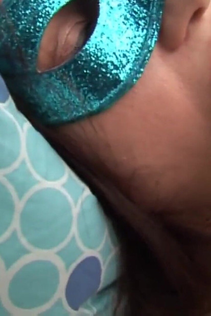 Bruneta sexy amatoare se atinge singură