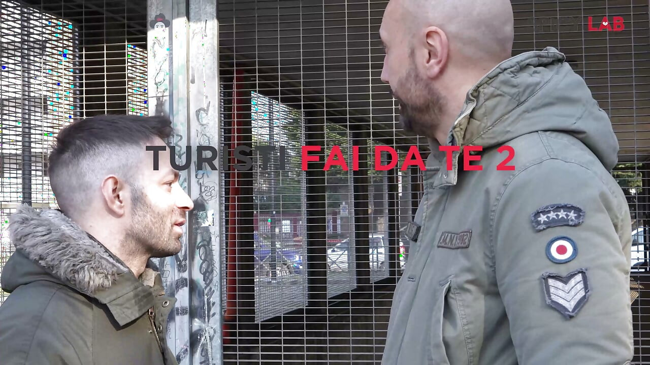 שני תיירים שמטיילים בעולם בחיפוש אחר כוס