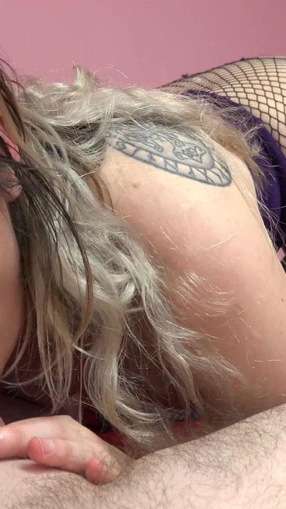 Raunchy housewife Audrina Raine lifts her dress to get laid