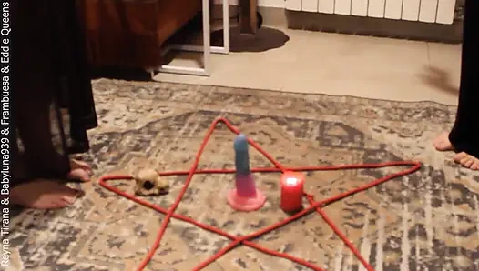 3 ведьмы (одна из них беременная) используют меня и одевают меня как горничную, чтобы вызвать дьявола