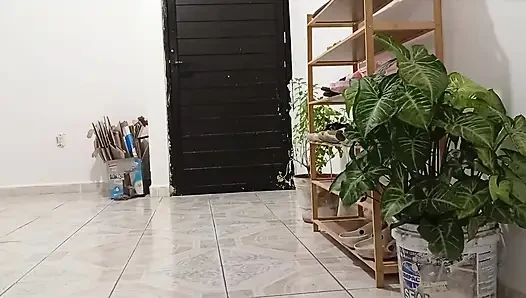Tombul komşu yeni dairesini temizliyor