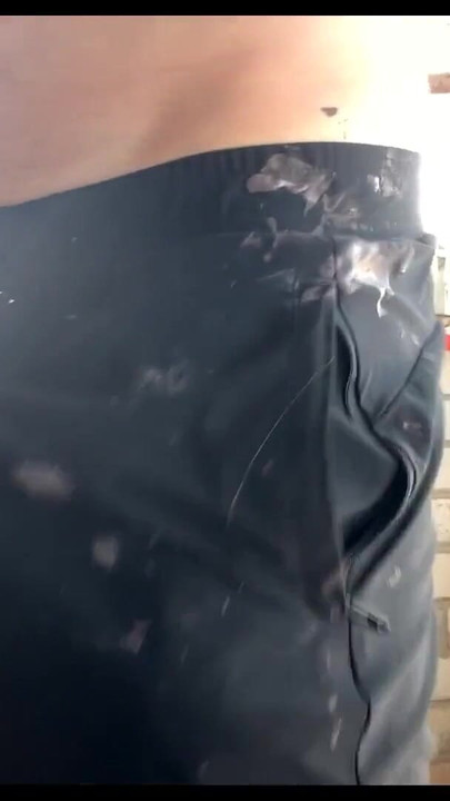 来自“直筒建设者在工作时变得饥渴，并撸管他的大鸡巴！很多精液！呻吟”