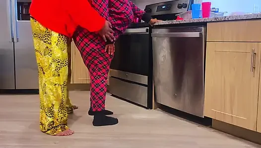 Cewek sange ini dientot habis-habisan di dapur
