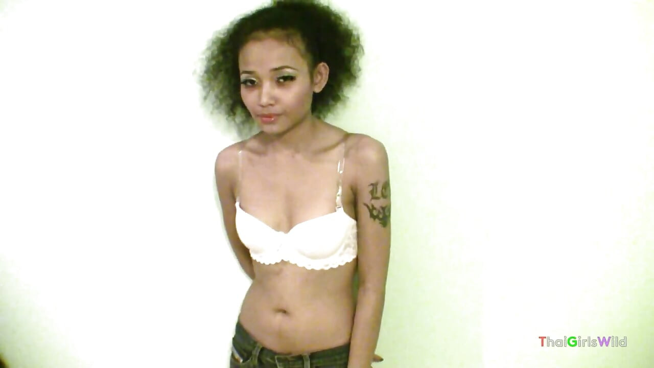 Mršava tajlandska devojka je jebana i napunjena spermom