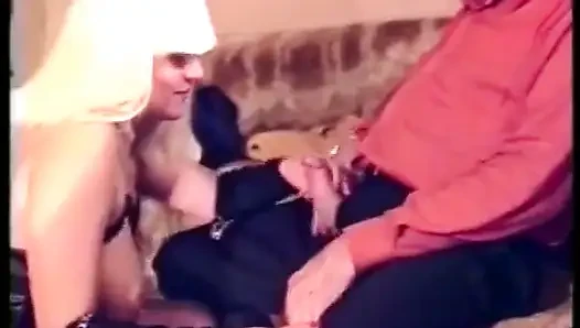 Sarışın Alman bayan oyuncak ve gerçek yarakla oynuyor