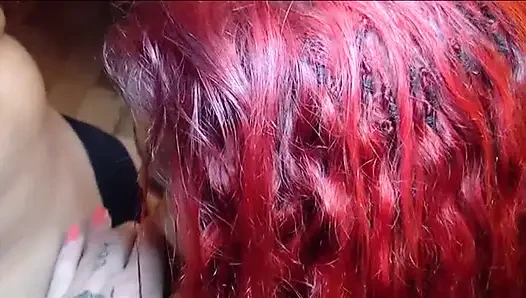Dövmeli kızıl saçlı orta yaşlı seksi kadın vahşi yolculukta zonklayan yarakla genişliyor