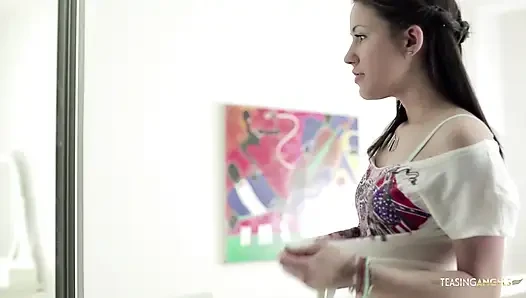 Gadis remaja imut berlutut untuk nyepong kontol sebelum ngentot