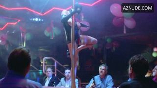 Julie K Smith als Stripper-Kobra am Tag des Kriegers