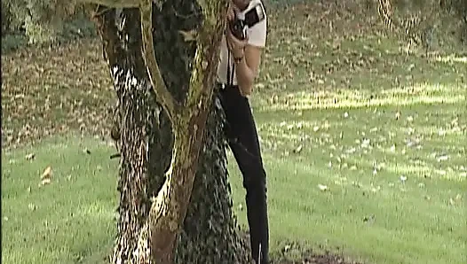 Немецкая горячая мама-блондинка с большой попкой скачет на мясистом хуе