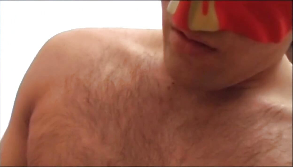 Vollbusige amateur-schlampe in maske hat ein schönes sexzeug und einen guten fick