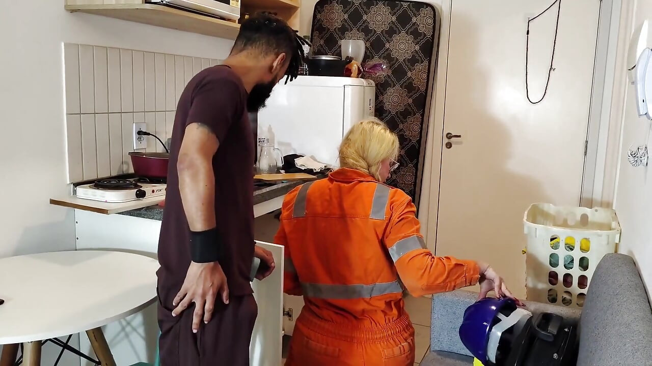 Mini zinho a angajat serviciul de instalații sanitare, în cele din urmă a fost o surpriză că o femeie frumoasă a apărut să facă serviciul
