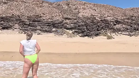 Islak beyaz tişört su altında yüzüyor