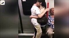 Jammer! mensen in de Chinese metro doen obscene dingen.