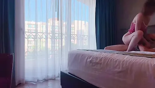 Wanita Thailand yang cantik melakukan seks yang penuh gairah.