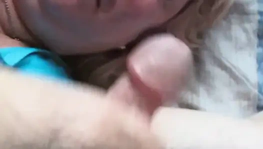 Я наполняю ее рот спермой